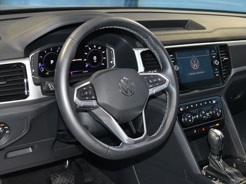Used 2023 Volkswagen Atlas SE image 2