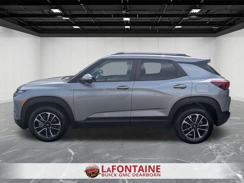 Used 2025 Chevrolet TrailBlazer LT FWD image 2