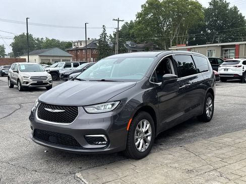 Used 2023 Chrysler Pacifica Touring-L AWD/4WD image 17