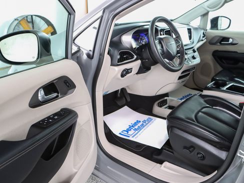 Used 2023 Chrysler Pacifica Touring-L FWD image 3