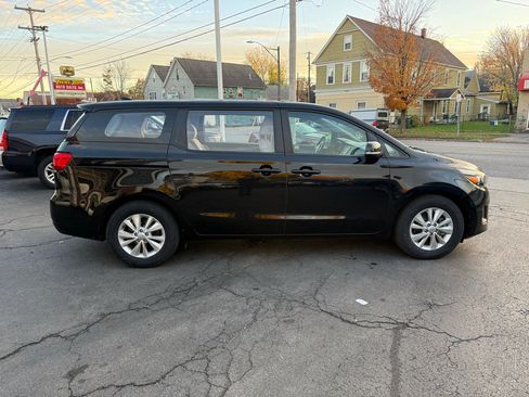 Used 2018 Kia Sedona L image 4