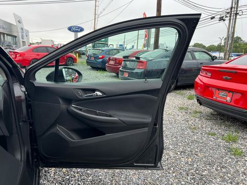 Used 2017 Chevrolet Cruze LT FWD image 9