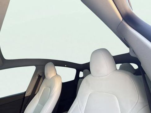 Used 2023 Tesla Model Y Performance image 14