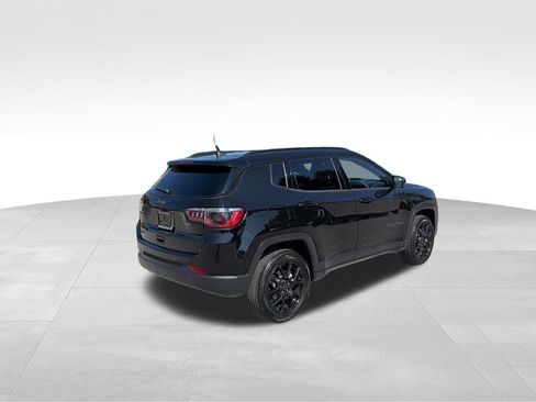Used 2025 Jeep Compass Latitude w/ Convenience Group AWD/4WD image 6
