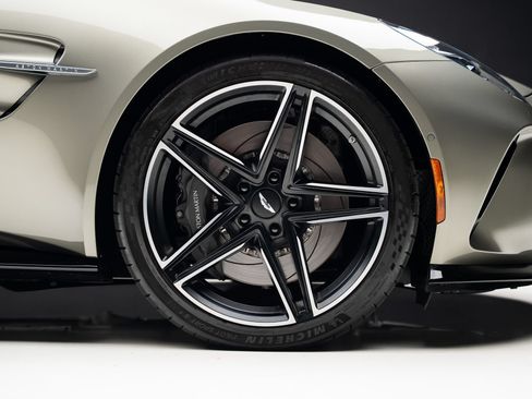 Used 2025 Aston Martin V8 Vantage Coupe RWD image 39
