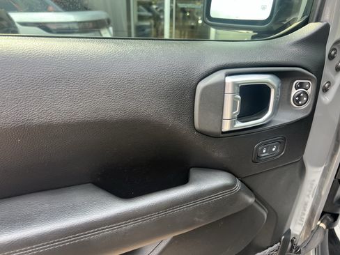 Used 2019 Jeep Wrangler Unlimited Sahara AWD/4WD image 16
