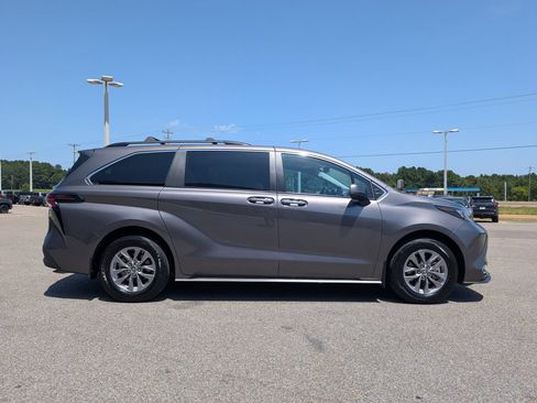Used 2024 Toyota Sienna XLE FWD image 6