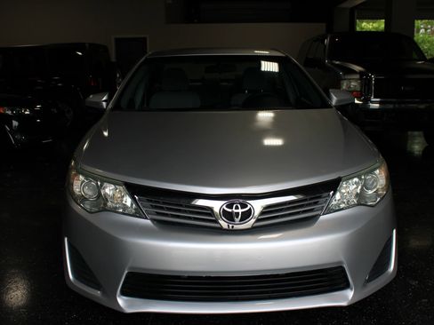 Used 2012 Toyota Camry L image 8