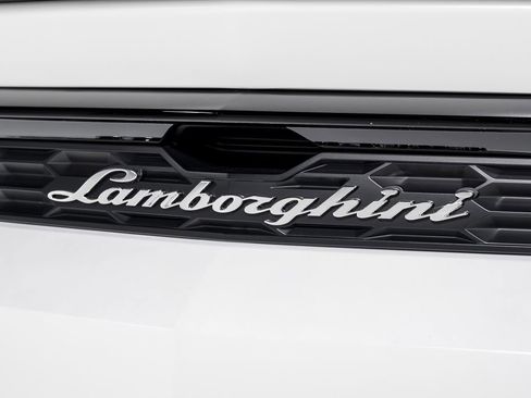 Used 2025 Lamborghini Urus SE image 58
