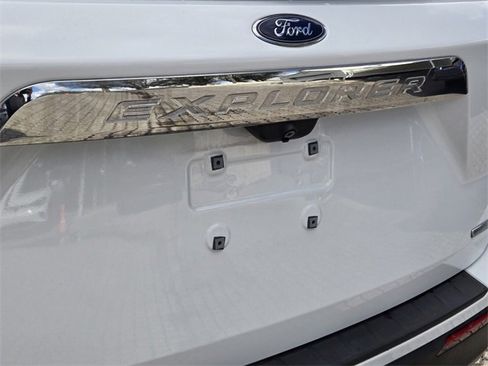 Used 2020 Ford Explorer XLT w/ Equipment Group 202A image 9