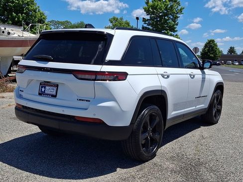 Used 2023 Jeep Grand Cherokee Limited w/ Black Appearance Package AWD/4WD image 11