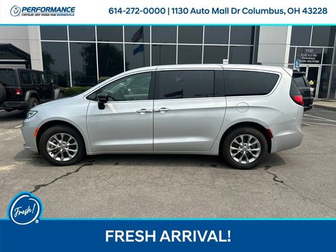 Used 2024 Chrysler Pacifica Touring-L AWD/4WD image 7