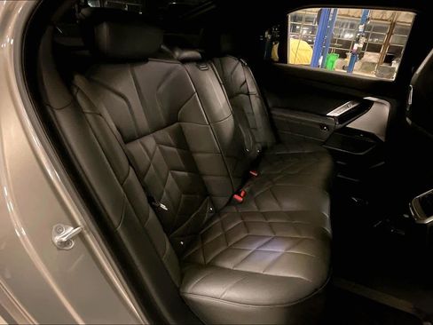 Used 2023 BMW 760i xDrive image 19