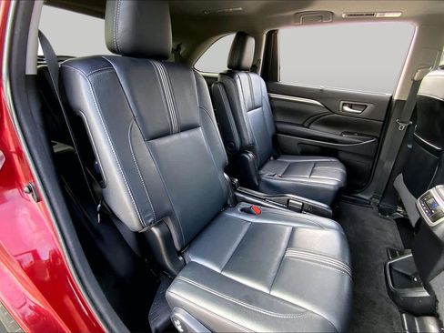Used 2017 Toyota Highlander SE FWD image 19