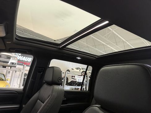 Used 2022 Chevrolet Suburban RST w/ Luxury Package AWD/4WD image 18