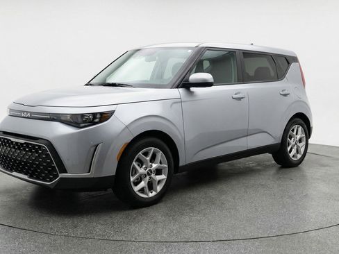 Used 2025 Kia Soul LX w/ LX Technology Package image 3