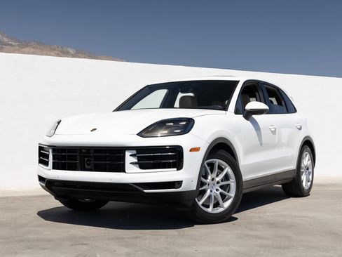 Certified 2025 Porsche Cayenne AWD/4WD image 1