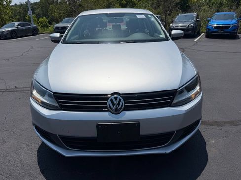 Used 2013 Volkswagen Jetta SE FWD image 2