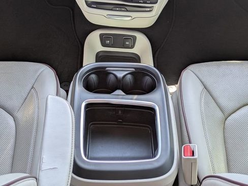 Used 2017 Chrysler Pacifica Limited FWD image 23