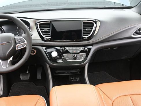 Used 2025 Chrysler Pacifica Pinnacle w/ Trailer Tow Group image 24