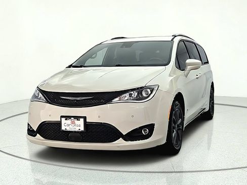 Used 2020 Chrysler Pacifica Touring-L w/ Advanced Safetytec Group AWD/4WD image 2