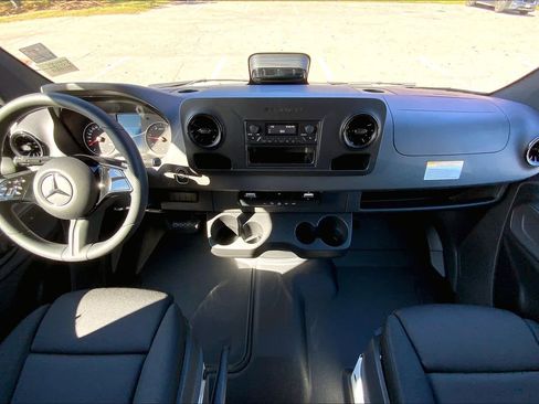 Used 2025 Mercedes-Benz Sprinter 2500 image 5