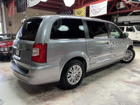 Used 2015 Chrysler Town & Country Limited Platinum FWD image 2