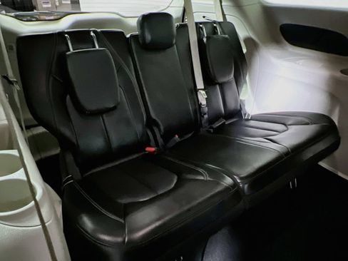 Used 2023 Chrysler Pacifica Touring-L FWD image 23