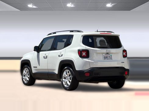 Used 2016 Jeep Renegade Latitude FWD image 3