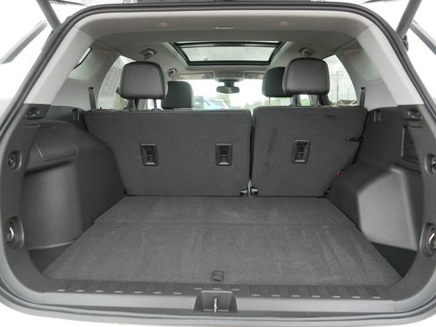 Used 2023 GMC Terrain SLT w/ Infotainment Package II AWD/4WD image 18