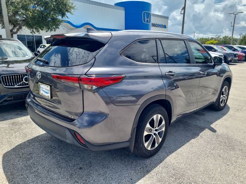Used 2023 Toyota Highlander XLE FWD image 7