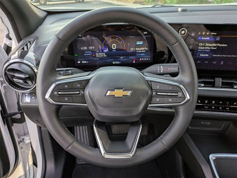 Used 2025 Chevrolet Equinox LT image 18