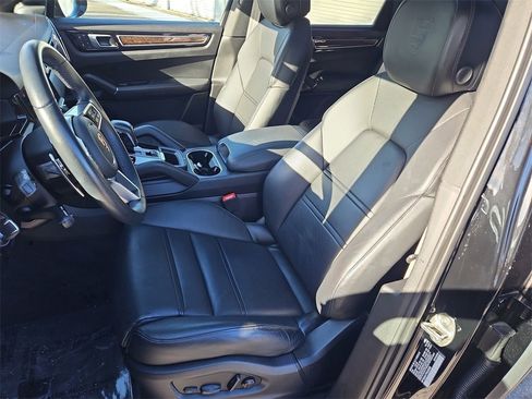 Certified 2023 Porsche Cayenne Platinum Edition image 5