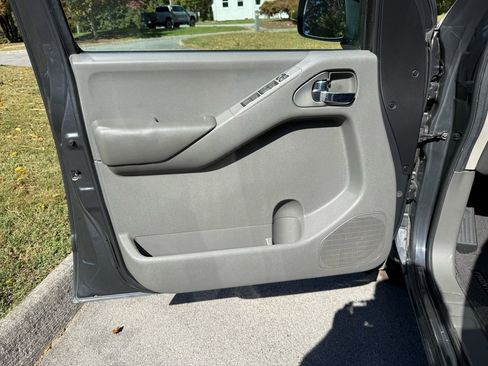 Used 2011 Nissan Frontier SV image 15