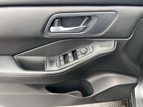 Used 2024 Nissan Rogue SV image 6