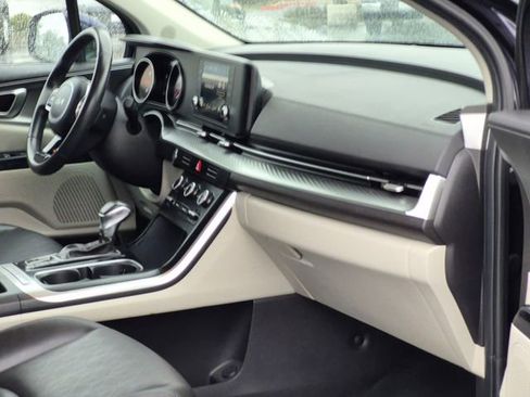 Used 2024 Kia Carnival LX image 22