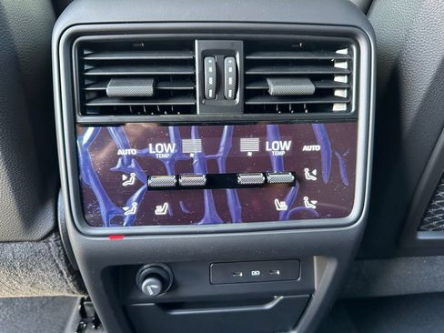 Used 2025 Porsche Cayenne image 35