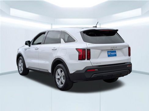 Used 2023 Kia Sorento LX FWD image 4