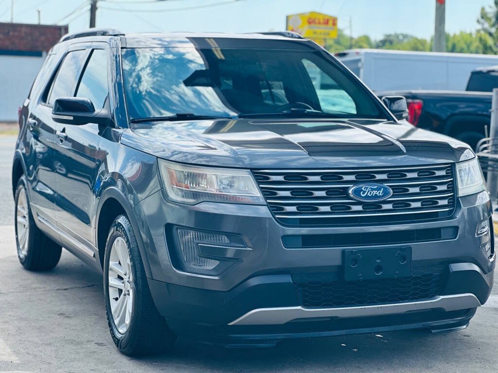 Used 2017 Ford Explorer XLT FWD image 1