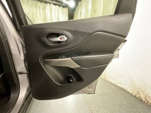 Used 2022 Jeep Cherokee Limited AWD/4WD image 24