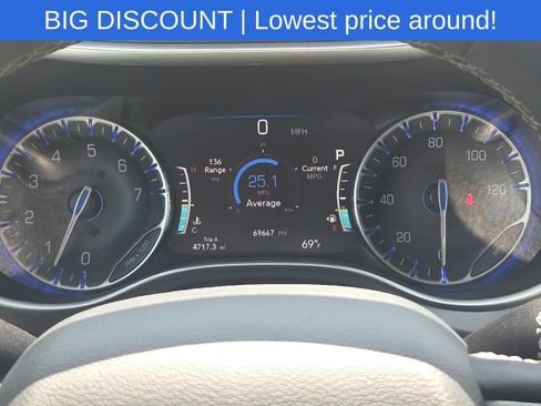Used 2023 Chrysler Pacifica Touring-L FWD image 46