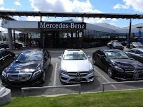 Used 2025 Mercedes-Benz GLC 350e GLC 350e image 10