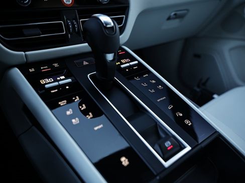 New 2026 Porsche Macan image 40