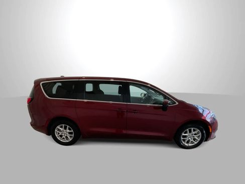 Used 2023 Chrysler Voyager LX FWD image 9