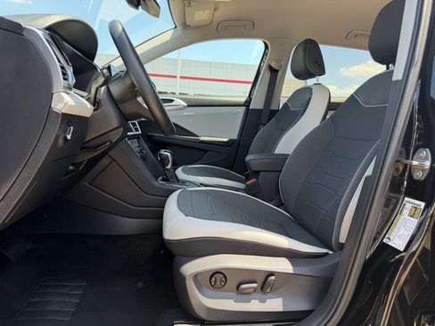 Used 2025 Volkswagen Taos SE FWD image 27