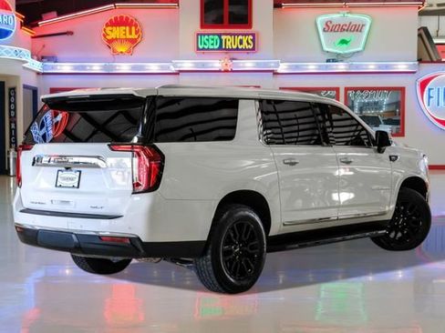 Used 2022 GMC Yukon XL SLT w/ SLT Premium Package image 3