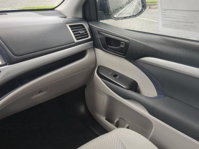 Used 2019 Toyota Highlander LE FWD image 19