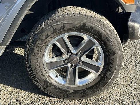 Used 2018 Jeep Wrangler Unlimited Sahara AWD/4WD image 8