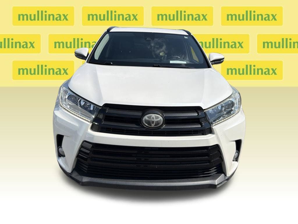 Used 2017 Toyota Highlander SE FWD image 3