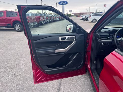 Used 2023 Ford Explorer XLT w/ Equipment Group 202A AWD/4WD image 11